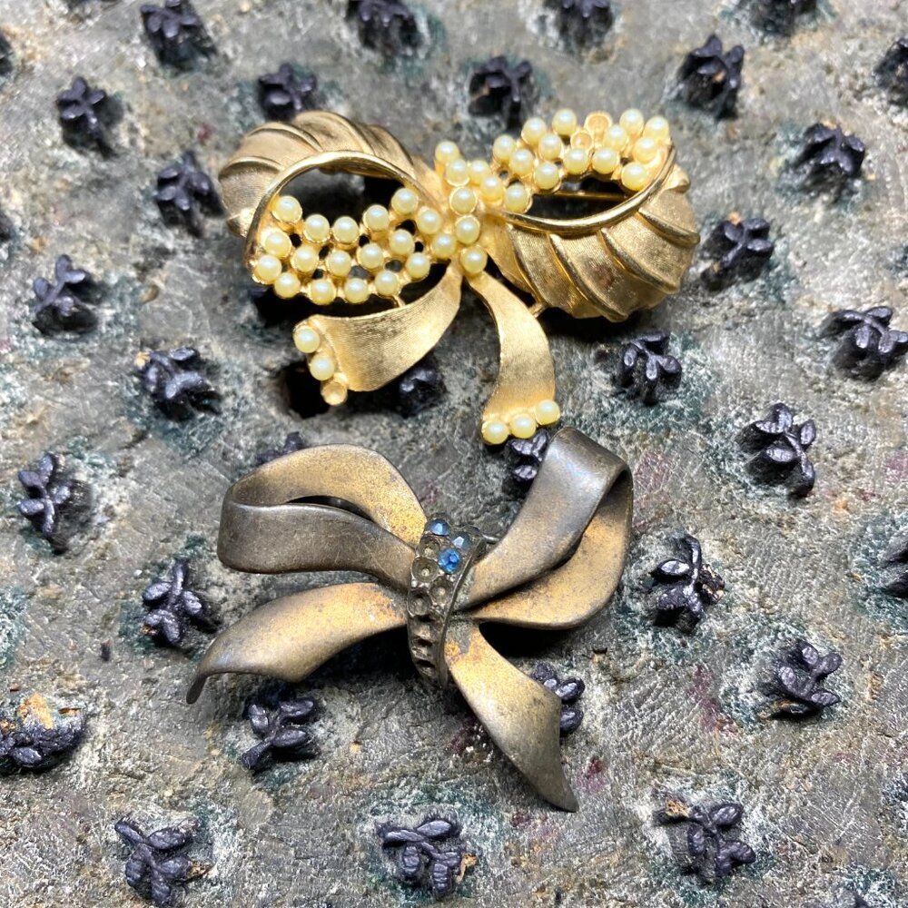 Vintage Bowtie Brooch Lot of 4 - Gold Toned - 1 marked Giovanni - Picture 3 of 4